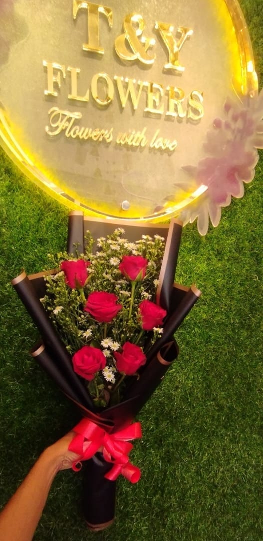 5 Modern Luxe Red Rose Bouquet – T & Y Flowers Kadawatha